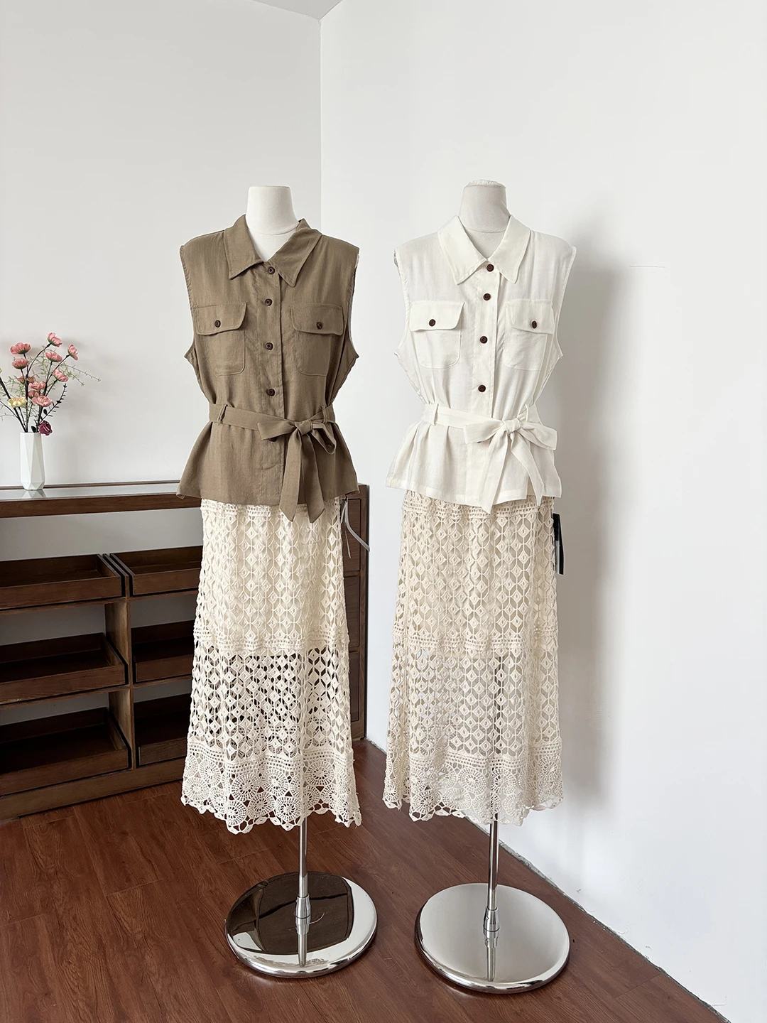 Summer 2026 Korean Style Vintage Sleeveless Vest Design High Waist Skirt Women's Fashionable Elegant Two-Piece Set
Summer 2026 Korean Style Vintage Sleeveless Vest Design High Waist Skirt Women's Fashionable Elegant Two-Piece Set