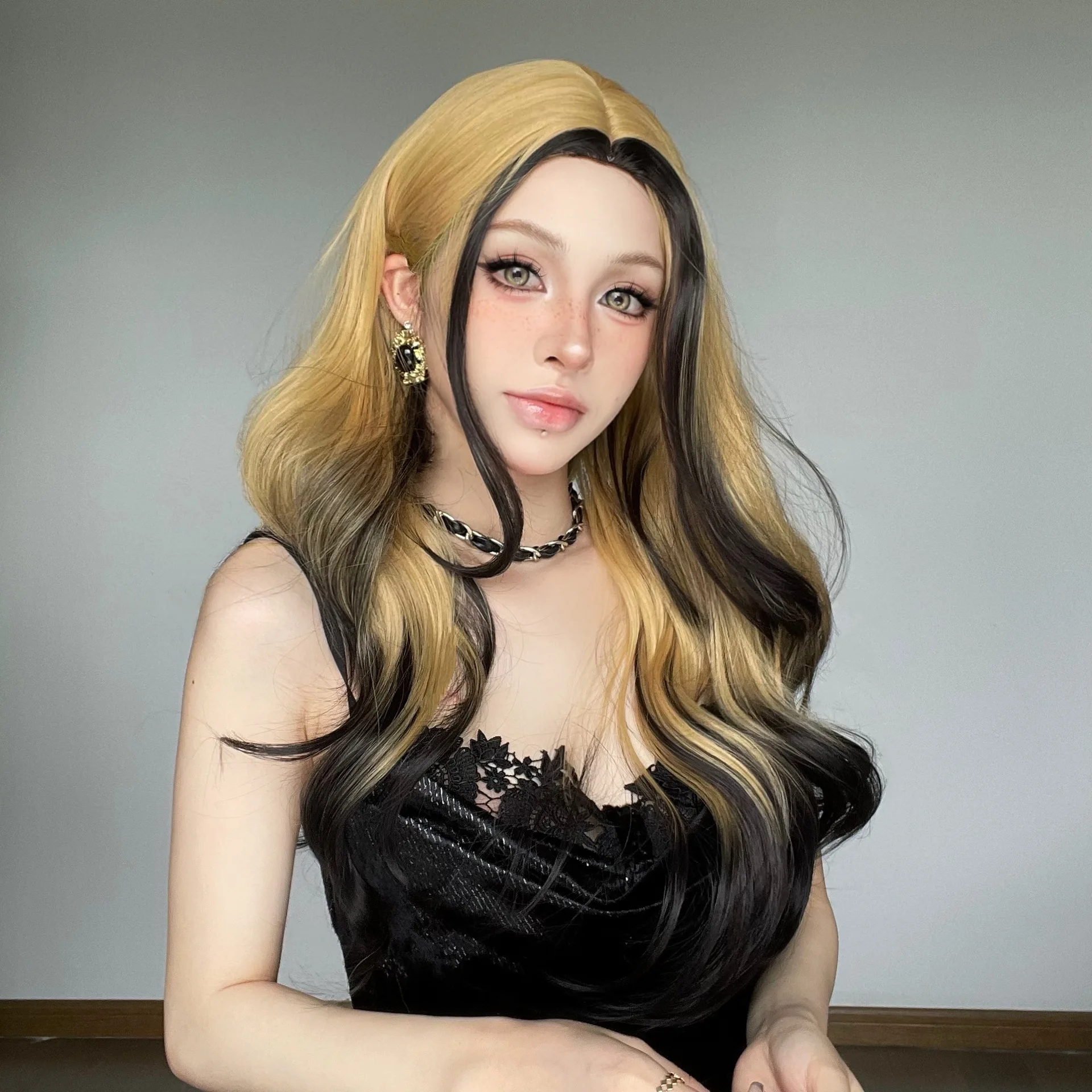 Женский парик (1 шт.) - синтетические волосы, модный и удобный, подходит для повседневной носки.
Женский парик (1 шт.) - синтетические волосы, модный и удобный, подходит для повседневной носки.