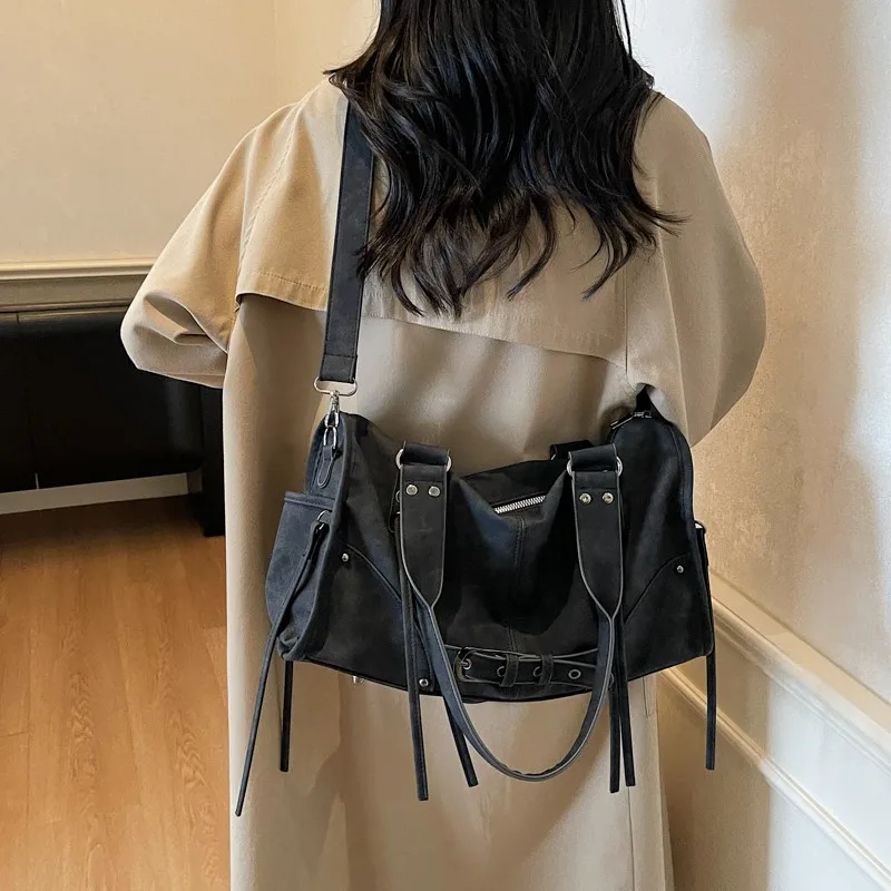 PU Leather Retro Motorcycle Handbag Large Capacity Simple Pillow Shoulder Bag Cool Girl Sling Bag Work Date Shopping Handbag
PU Leather Retro Motorcycle Handbag Large Capacity Simple Pillow Shoulder Bag Cool Girl Sling Bag Work Date Shopping Handbag