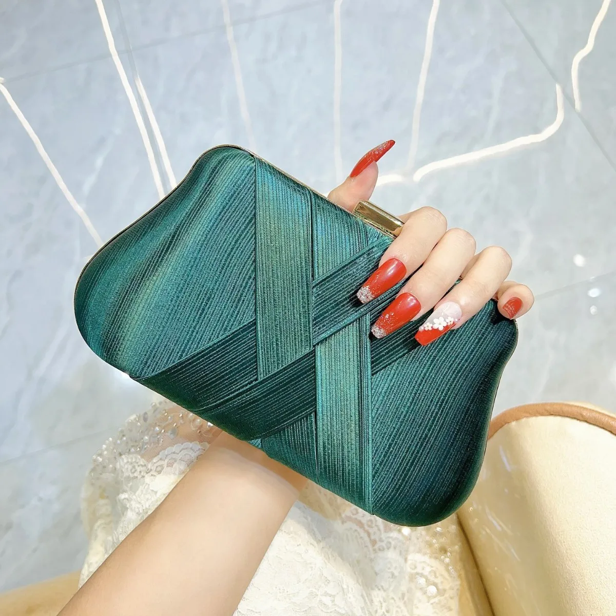 Handmade Satin Weave Ladies Dress Evening Bags Fashion Charm Small Clutches Purse Metal Chain Shoulder Bag Prom Party For Women
Handmade Satin Weave Ladies Dress Evening Bags Fashion Charm Small Clutches Purse Metal Chain Shoulder Bag Prom Party For Women