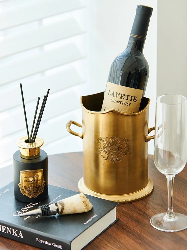 Латунный роскошный винтажный ведерко для льда ручной работы с двумя ручками для стола, для пива, вина, шампанского, для отелей, ресторанов и дома
Латунный роскошный винтажный ведерко для льда ручной работы с двумя ручками для стола, для пива, вина, шампанского, для отелей, ресторанов и дома