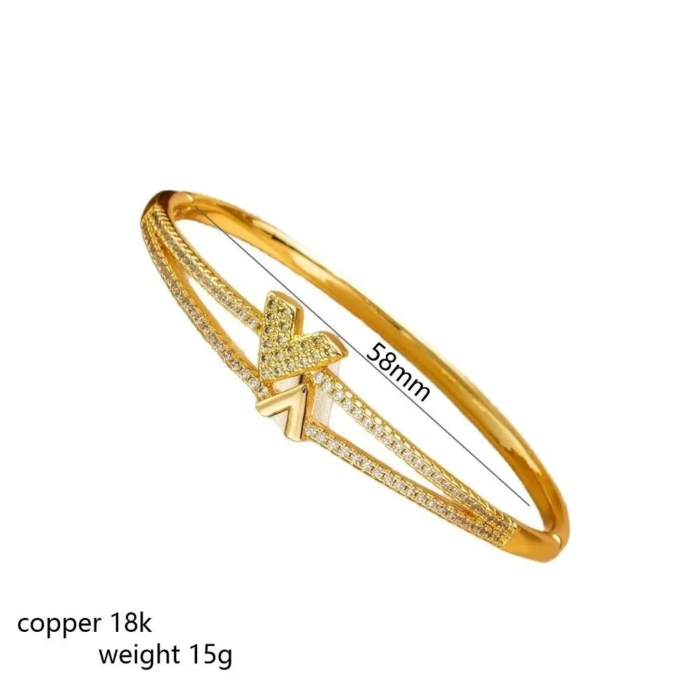It exudes the charm of light luxury and high-end. Fashionable, individual and versatile double-letter zircon open bracelet
It exudes the charm of light luxury and high-end. Fashionable, individual and versatile double-letter zircon open bracelet