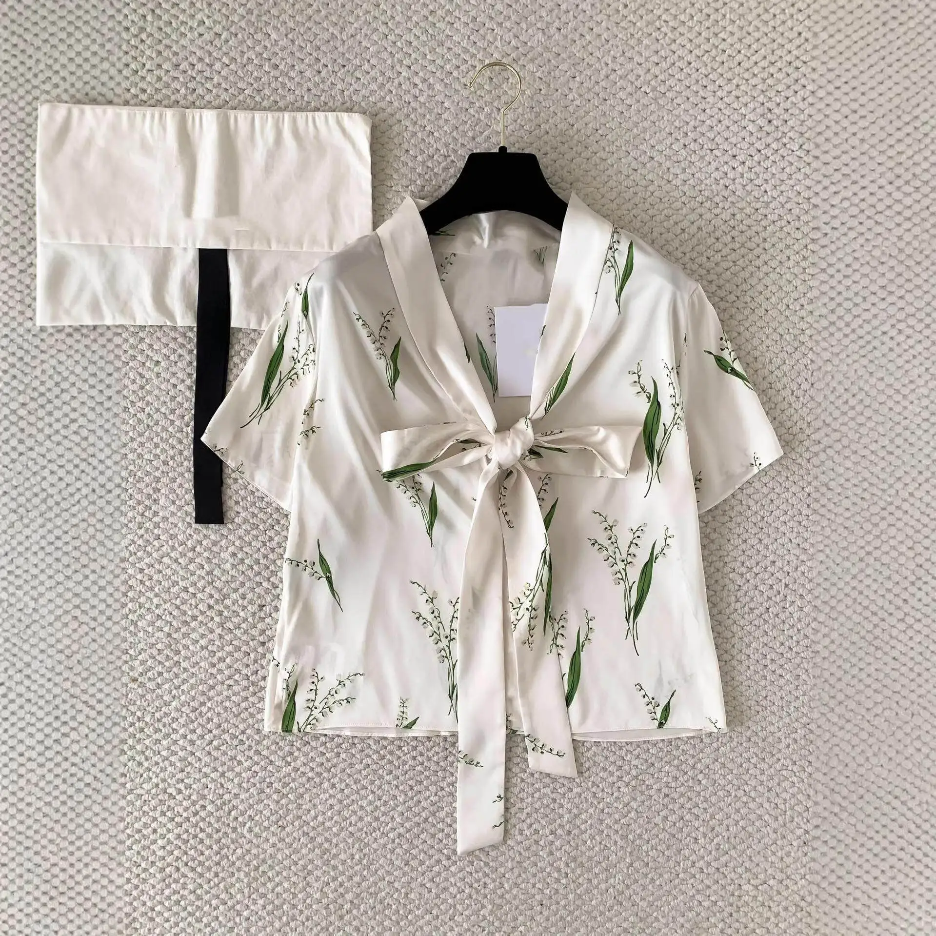Silk Women's New Blue Bell Pattern Overskirt Shirt Set 2026 Early Spring New
Silk Women's New Blue Bell Pattern Overskirt Shirt Set 2026 Early Spring New
