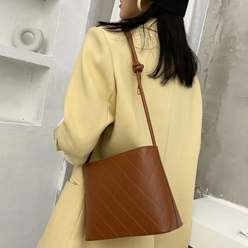Large Capacity Rhombus Plaid Tote Bag Solid Color PU Leather Vintage Crossbody Bag Handbag Underarm Bag Solid Color Shoulder Bag
Large Capacity Rhombus Plaid Tote Bag Solid Color PU Leather Vintage Crossbody Bag Handbag Underarm Bag Solid Color Shoulder Bag