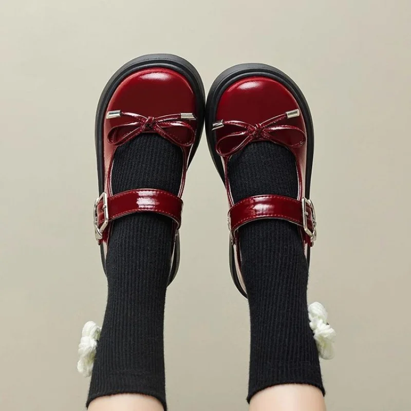 Простые балетки из лакированной кожи для маленьких девочек, лаконичные туфли Мэри Джейн с круглым носком, красные/белые/черные детские мягкие подошвы
Простые балетки из лакированной кожи для маленьких девочек, лаконичные туфли Мэри Джейн с круглым носком, красные/белые/черные детские мягкие подошвы