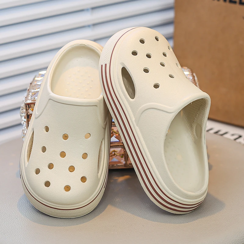 A pair of cool and breathable sandals suitable for children's summer wear, perfect for walking on the beach outdoors. ZZ-313
A pair of cool and breathable sandals suitable for children's summer wear, perfect for walking on the beach outdoors. ZZ-313
