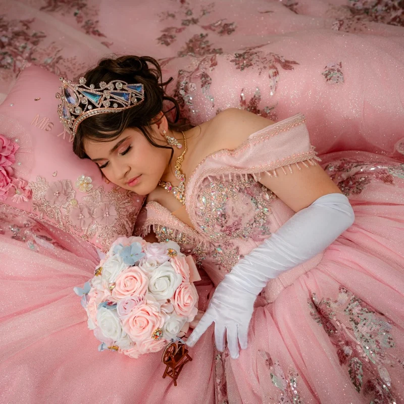 Customized Shiny Pink Quinceanera Dresses Off the Shoulder crystal sequin applique Long tail ruffle Vestido 15 Quinceanera
Customized Shiny Pink Quinceanera Dresses Off the Shoulder crystal sequin applique Long tail ruffle Vestido 15 Quinceanera
