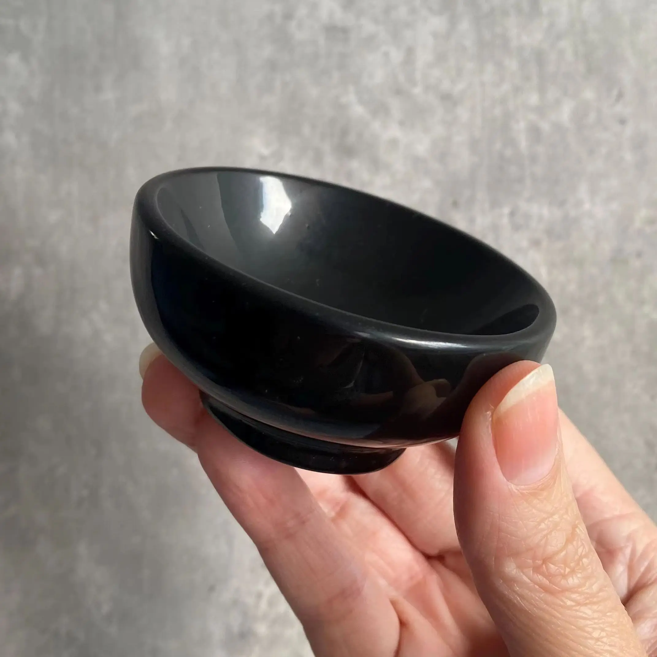 Natural Black Obsidian Bowl Hand Carved Polished Crystal Bowl Healing Stone Home Decor Ornament Craft Gift
Natural Black Obsidian Bowl Hand Carved Polished Crystal Bowl Healing Stone Home Decor Ornament Craft Gift