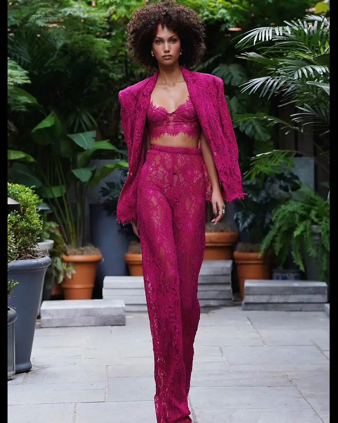 2024 New Women Fashion Lace All Suit Three-Pieces Set Including Trousers and Top And Jacket High-End Women's Clothing in Red
2024 New Women Fashion Lace All Suit Three-Pieces Set Including Trousers and Top And Jacket High-End Women's Clothing in Red
