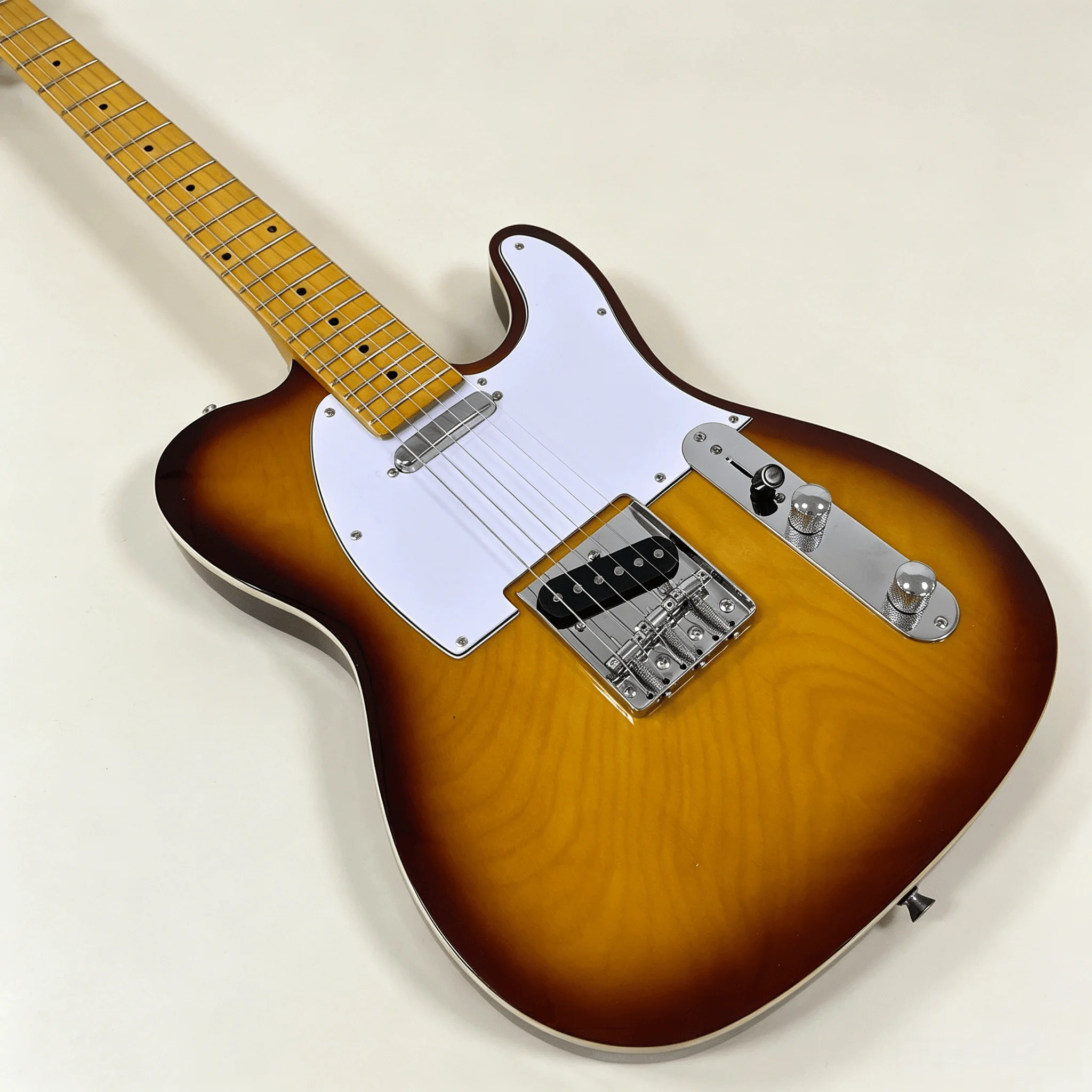 Vintage Yellow Style Electric Guitar Glossy Bright Yellow Finish Black Pickguard Maple Neck Free Shipping Worldwide
Vintage Yellow Style Electric Guitar Glossy Bright Yellow Finish Black Pickguard Maple Neck Free Shipping Worldwide