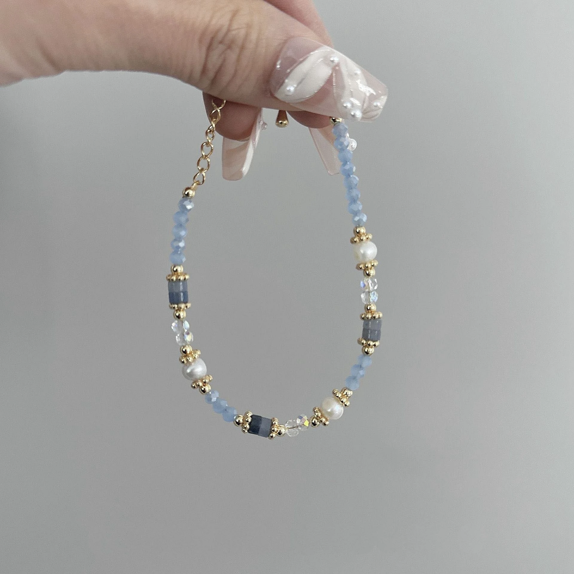 Minimalist Luxury Natural Blue Crystal Stones Freshwater Pearls Beaded Strand Thin Hand Bracelets for Women Vintage Jewelry Gift
Minimalist Luxury Natural Blue Crystal Stones Freshwater Pearls Beaded Strand Thin Hand Bracelets for Women Vintage Jewelry Gift