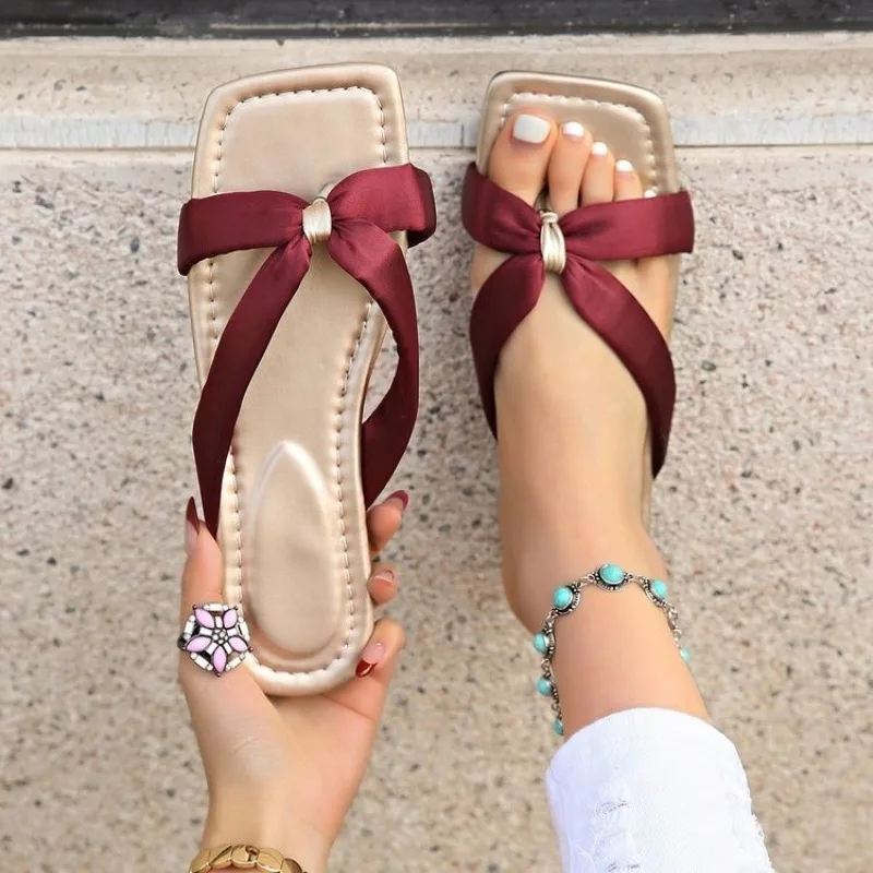 Designer Women's Flat New Slippers Silk Comfortable Flip Flops Women's Shoes Casual Sole Slippers Women's Shoes Summer
Designer Women's Flat New Slippers Silk Comfortable Flip Flops Women's Shoes Casual Sole Slippers Women's Shoes Summer