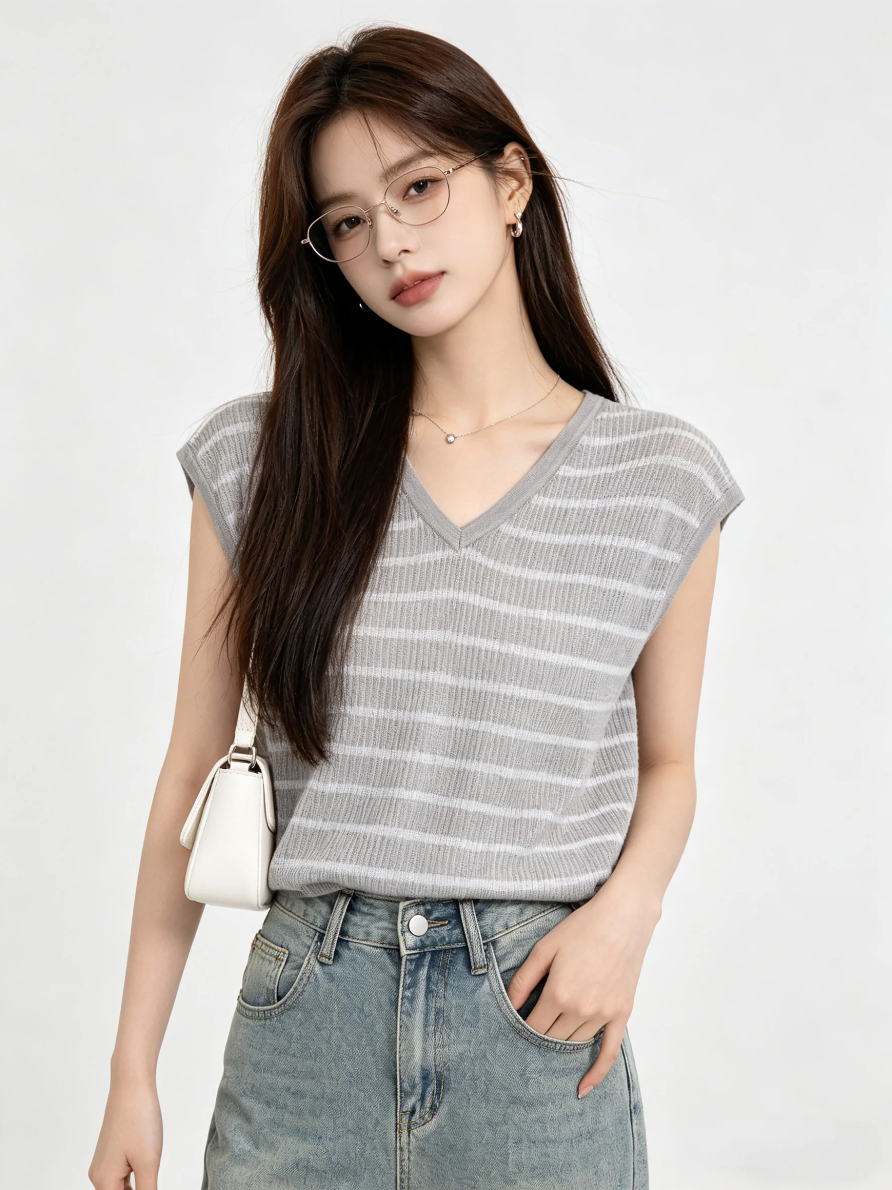 Skin-friendly Breathable Korean V-neck Striped Knitwear Short Thin Sleeveless Top for Women Summer Casual T-shirt
Skin-friendly Breathable Korean V-neck Striped Knitwear Short Thin Sleeveless Top for Women Summer Casual T-shirt