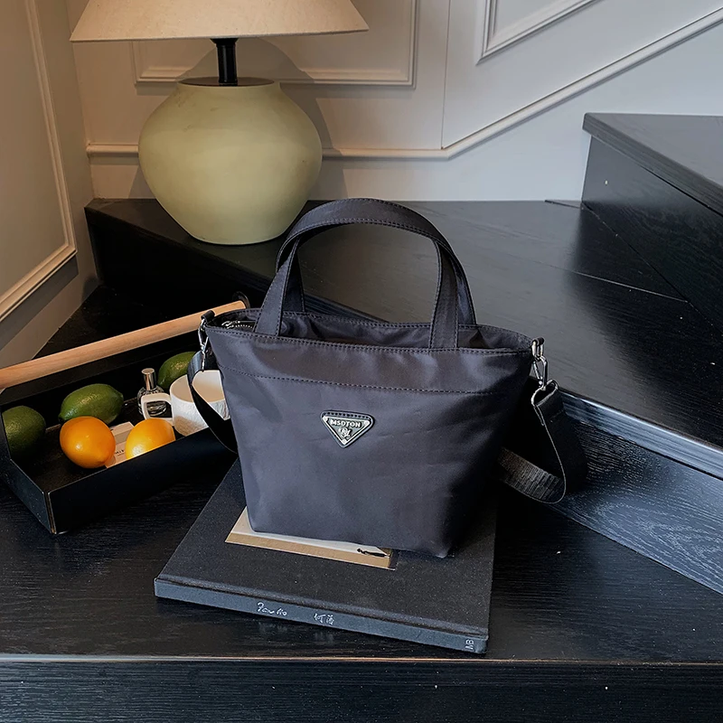 Роскошная кожаная минималистичная сумка для подгузников большой вместимости, стильная женская сумка-шоппер через плечо, дизайн в винтажном стиле
Роскошная кожаная минималистичная сумка для подгузников большой вместимости, стильная женская сумка-шоппер через плечо, дизайн в винтажном стиле