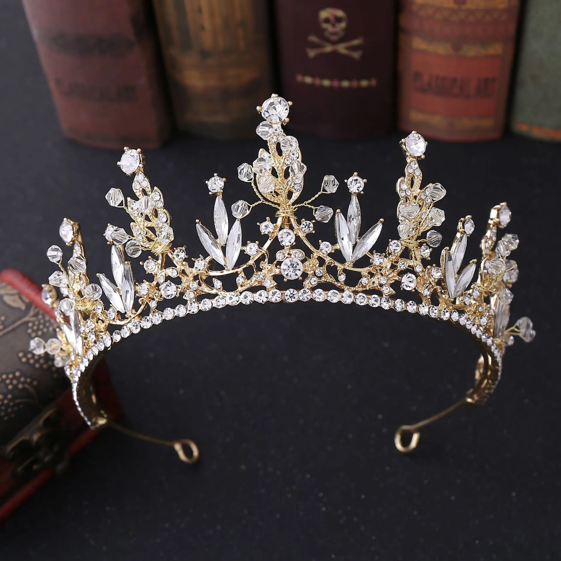 A New Birthday and Wedding Headpiece Crown with Crystal Inlaid Handmade Crown Suitable for Weddings
A New Birthday and Wedding Headpiece Crown with Crystal Inlaid Handmade Crown Suitable for Weddings