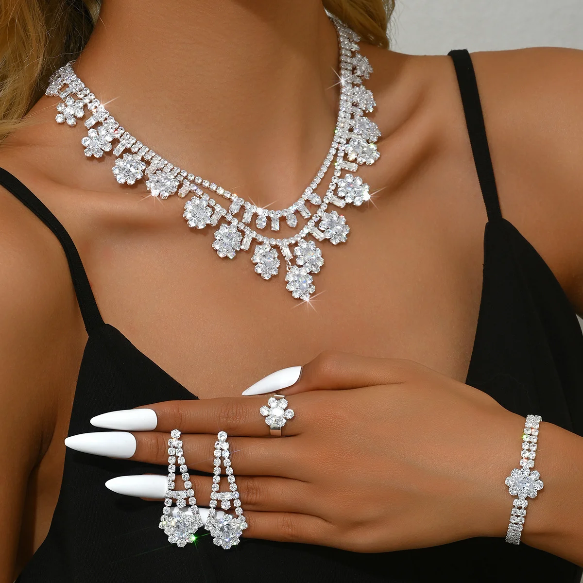 Wedding dress accessories set - luxurious and noble - zircon flower necklace, bracelet, earrings and ring - a set of four pieces
Wedding dress accessories set - luxurious and noble - zircon flower necklace, bracelet, earrings and ring - a set of four pieces