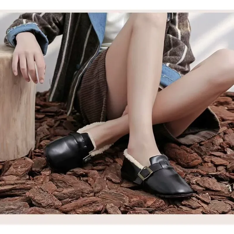 A shoes with fleece, round toe, slip-on shoes, lazy people, real soft fur shoes, toe slippers, women's cotton shoes
A shoes with fleece, round toe, slip-on shoes, lazy people, real soft fur shoes, toe slippers, women's cotton shoes