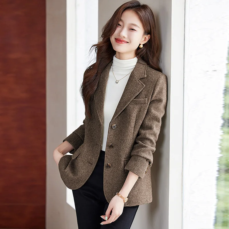 Caramel-Colored Three-Button Casual Women's 2024 New Autumn Fashion Elegant Goddess Style Long Sleeve Wool Blend Suit
Caramel-Colored Three-Button Casual Women's 2024 New Autumn Fashion Elegant Goddess Style Long Sleeve Wool Blend Suit