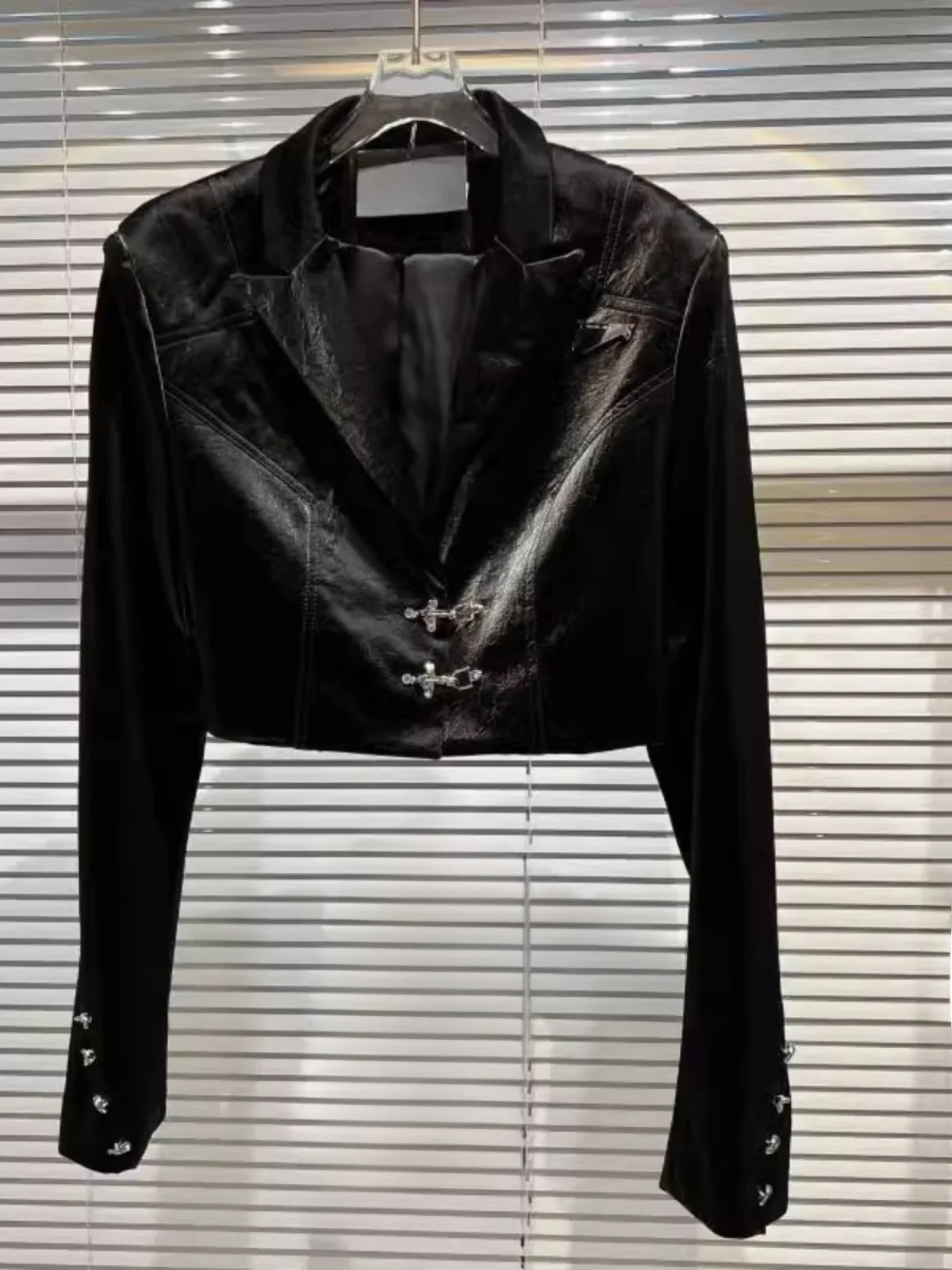 Slim Fit PU Leather Jacket Women's Fashion Spring New Vintage Design Short Coat Versatile Button Splice Long Sleeve Suit Collar
Slim Fit PU Leather Jacket Women's Fashion Spring New Vintage Design Short Coat Versatile Button Splice Long Sleeve Suit Collar