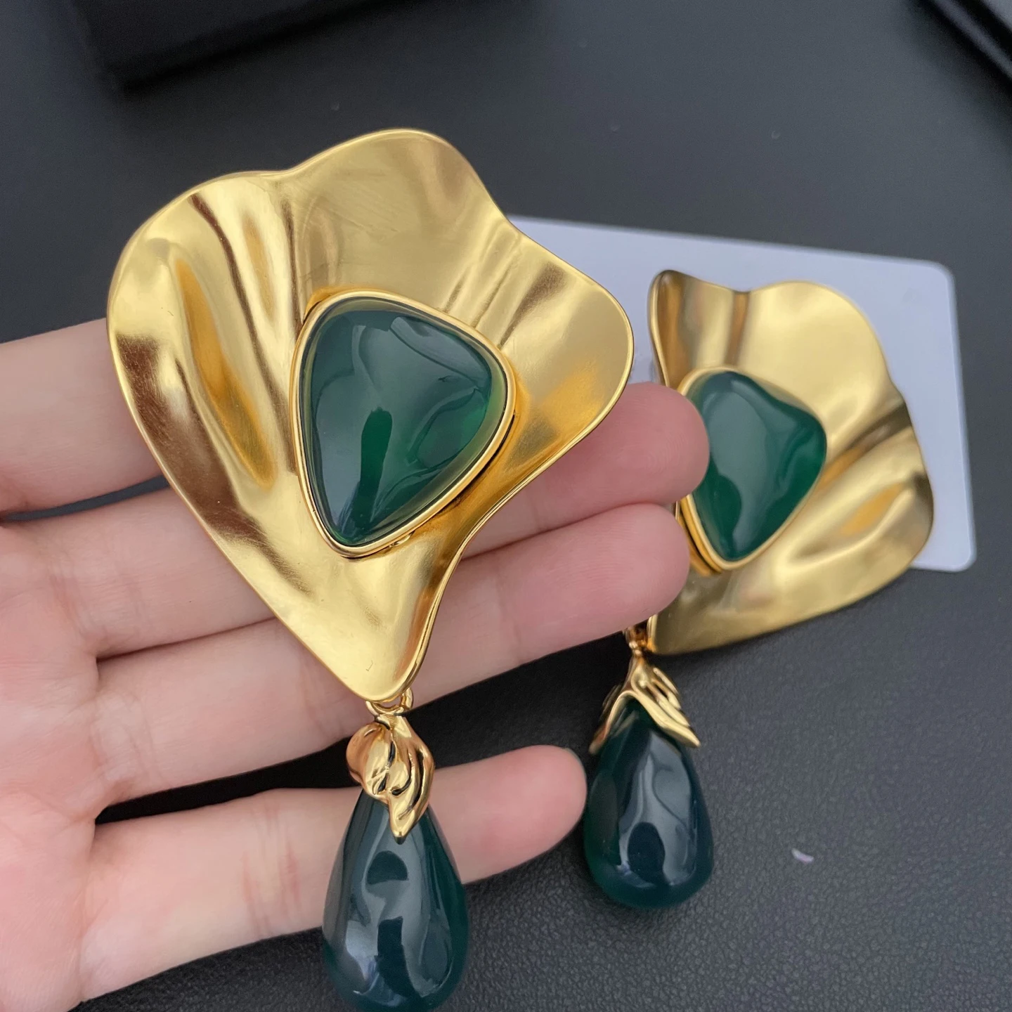 Europe Brass Gold Plated Geometric Irregular Green Flower Large Earrings Ear Clip Women Vintage Jewelry Trend
Europe Brass Gold Plated Geometric Irregular Green Flower Large Earrings Ear Clip Women Vintage Jewelry Trend