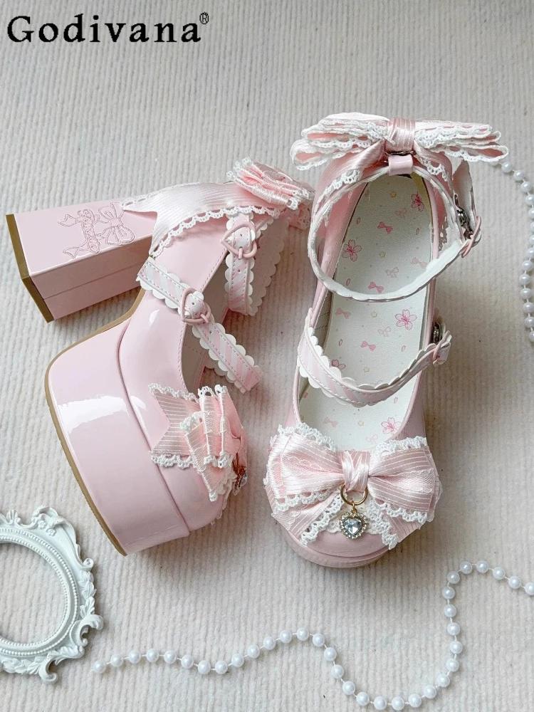 Sweet and Elegant Girl Japanese Original Lolita High Heels Cute Lace Bow Doll Sense Versatile Patent Leather Women's Shoes
Sweet and Elegant Girl Japanese Original Lolita High Heels Cute Lace Bow Doll Sense Versatile Patent Leather Women's Shoes