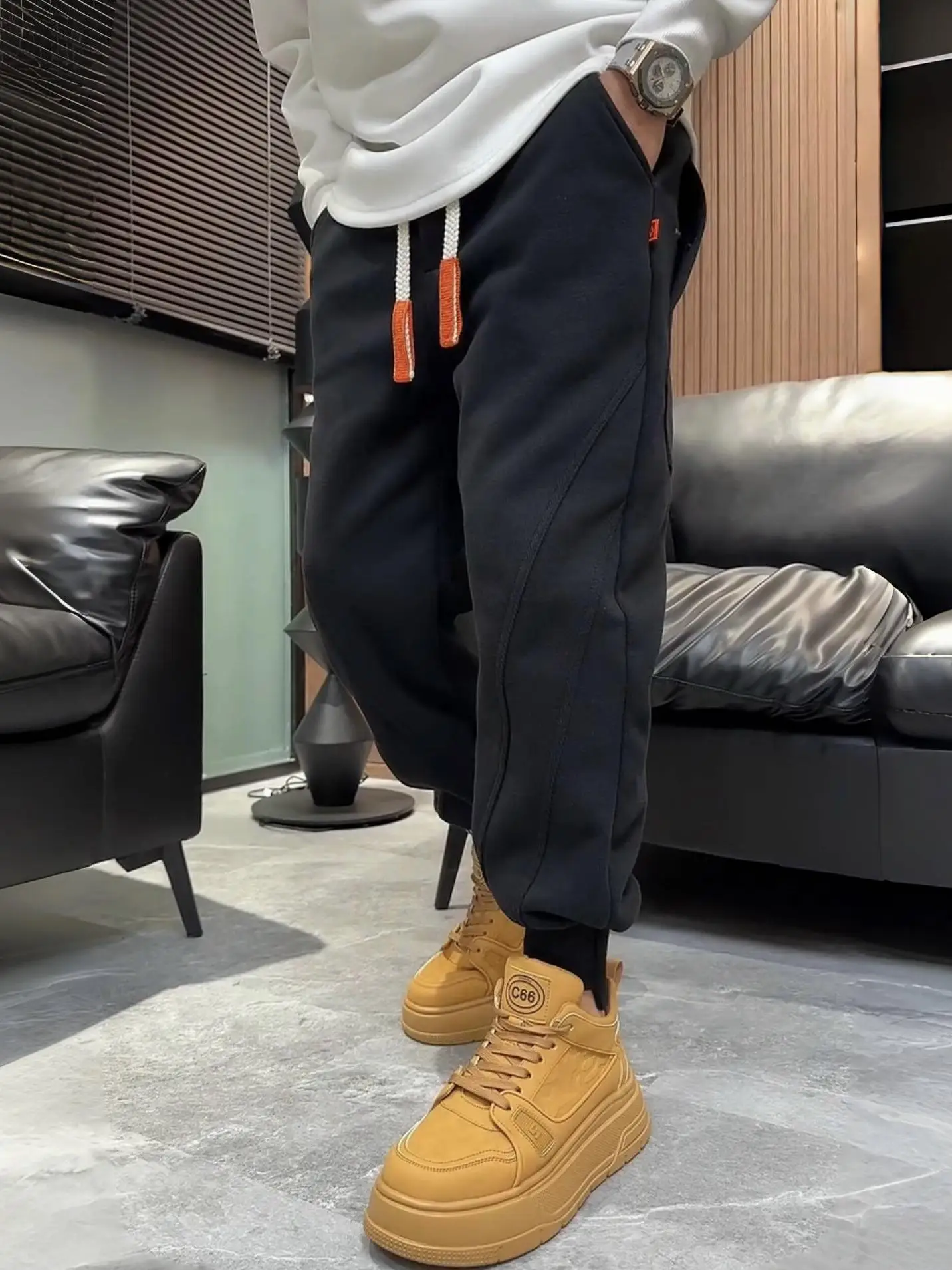 Осень-зима Thiened Fce Dstring Свободный крой Спортивные повседневные брюки Мужские модные брендовые универсальные брюки с 3D пошивкой
Осень-зима Thiened Fce Dstring Свободный крой Спортивные повседневные брюки Мужские модные брендовые универсальные брюки с 3D пошивкой