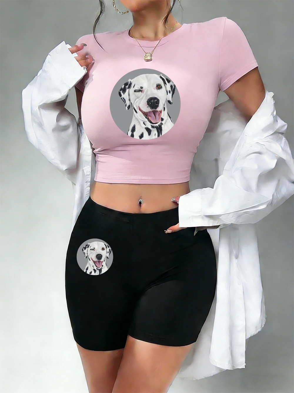 Горячая новинка: комплект из двух предметов для женщин — укороченная футболка с принтом далматина и шорты. Летний комплект из топа и брюк: эластичная, мягкая, облегающая одежда с круглым вырезом.
Горячая новинка: комплект из двух предметов для женщин — укороченная футболка с принтом далматина и шорты. Летний комплект из топа и брюк: эластичная, мягкая, облегающая одежда с круглым вырезом.
