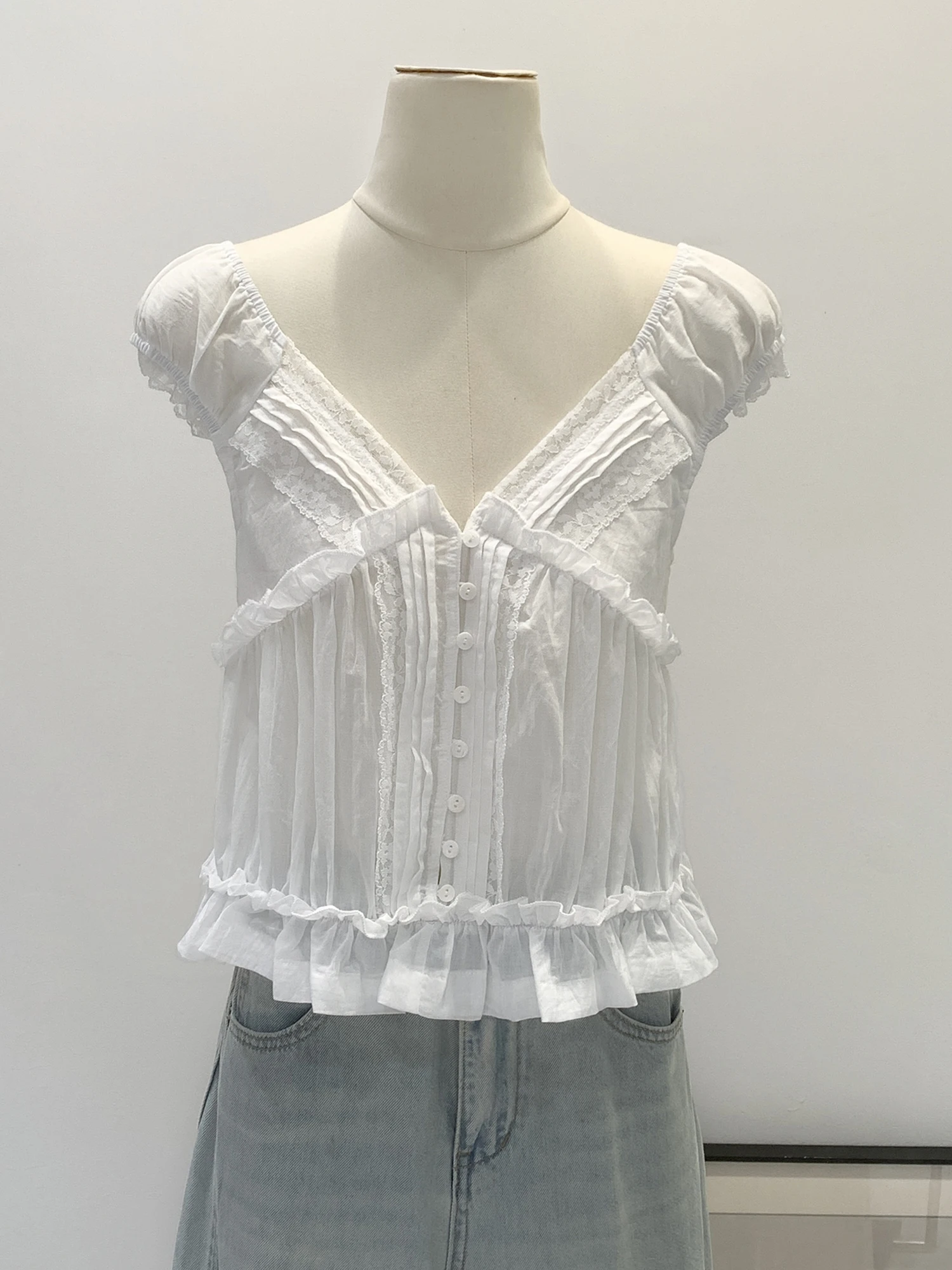 Chic Lace Backless Button V-Neck Chiffon Sleeveless T-Shirt Women Summer New Style Elegant Top French Style Cotton Bubble Sleeve
Chic Lace Backless Button V-Neck Chiffon Sleeveless T-Shirt Women Summer New Style Elegant Top French Style Cotton Bubble Sleeve