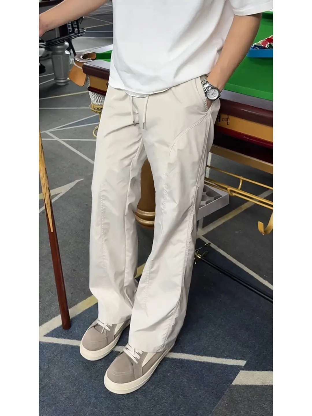 Мужские летние тонкие повседневные брюки из ледяного шелка Qui Dry, американского кроя, со скошенными штанинами, спортивные, свободного кроя, прямые, повседневные
Мужские летние тонкие повседневные брюки из ледяного шелка Qui Dry, американского кроя, со скошенными штанинами, спортивные, свободного кроя, прямые, повседневные