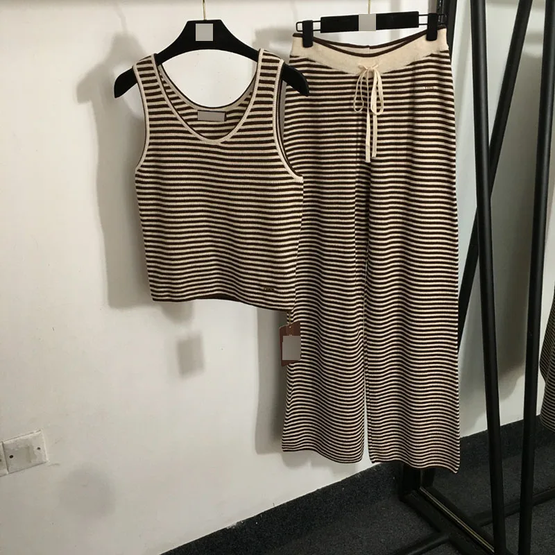 Вязаный комплект в полоску с металлическим логотипом, широкие брюки, повседневный костюм из двух предметов для женщин, осенне-весенне-летняя одежда
Вязаный комплект в полоску с металлическим логотипом, широкие брюки, повседневный костюм из двух предметов для женщин, осенне-весенне-летняя одежда