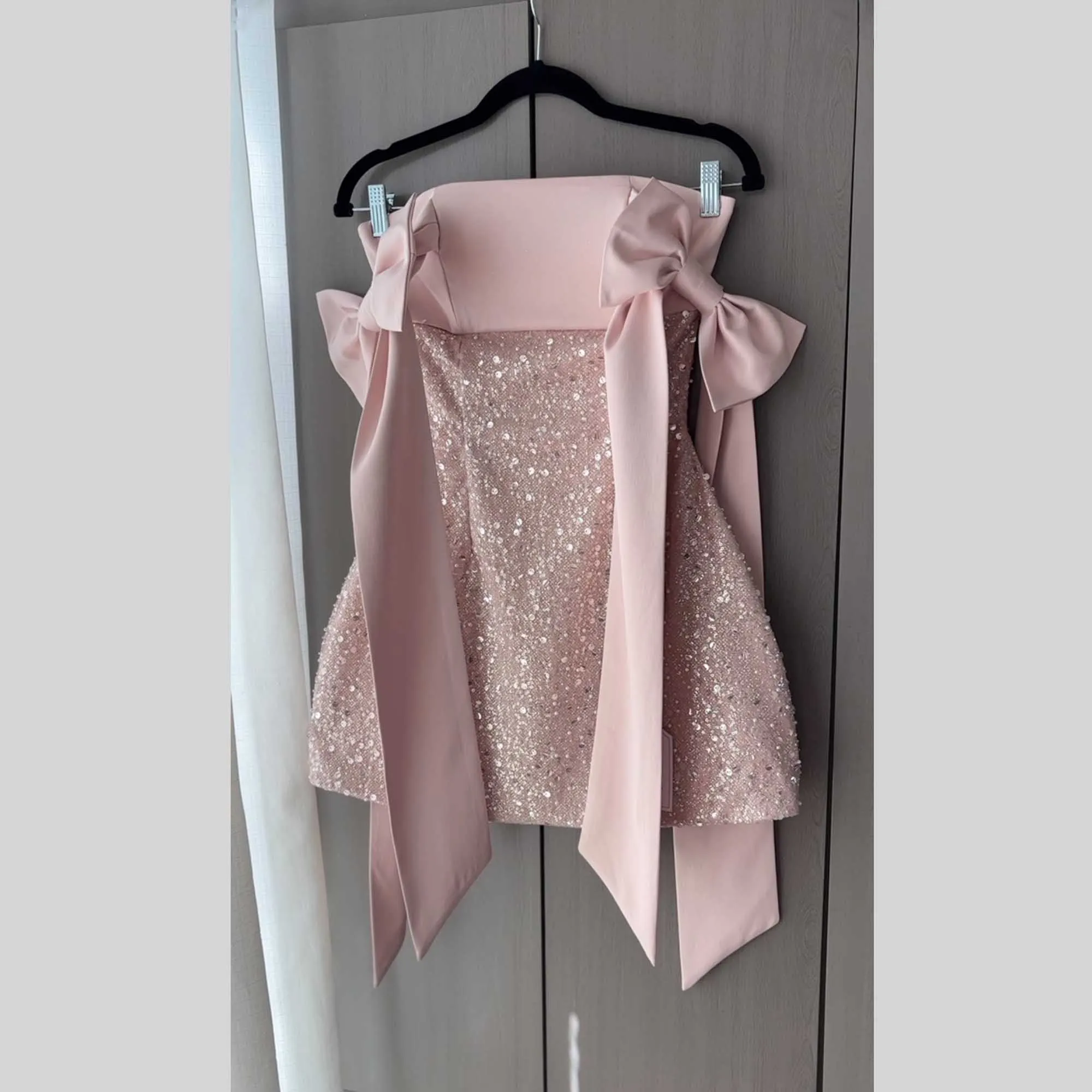 Pretty Pink Sequins Lace Short Prom Party Dresses with Bow Sleeves Off the Shoulder Mini Length Wedding Party Dress فساتين سهرة
Pretty Pink Sequins Lace Short Prom Party Dresses with Bow Sleeves Off the Shoulder Mini Length Wedding Party Dress فساتين سهرة