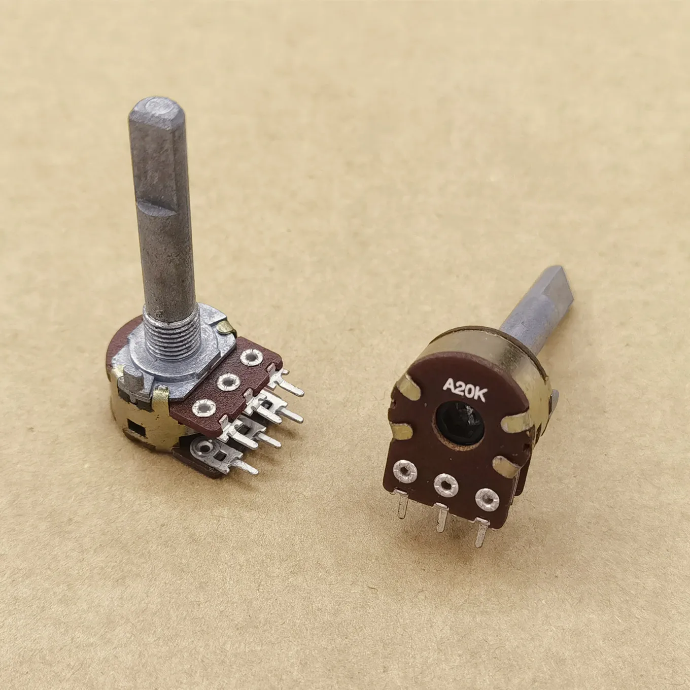 Original New 100% 148 Type Dual Potentiometer A20K B10K A10K 05A50K Stepper 41-Point Handle Length 35MMF (SWITCH)
Original New 100% 148 Type Dual Potentiometer A20K B10K A10K 05A50K Stepper 41-Point Handle Length 35MMF (SWITCH)