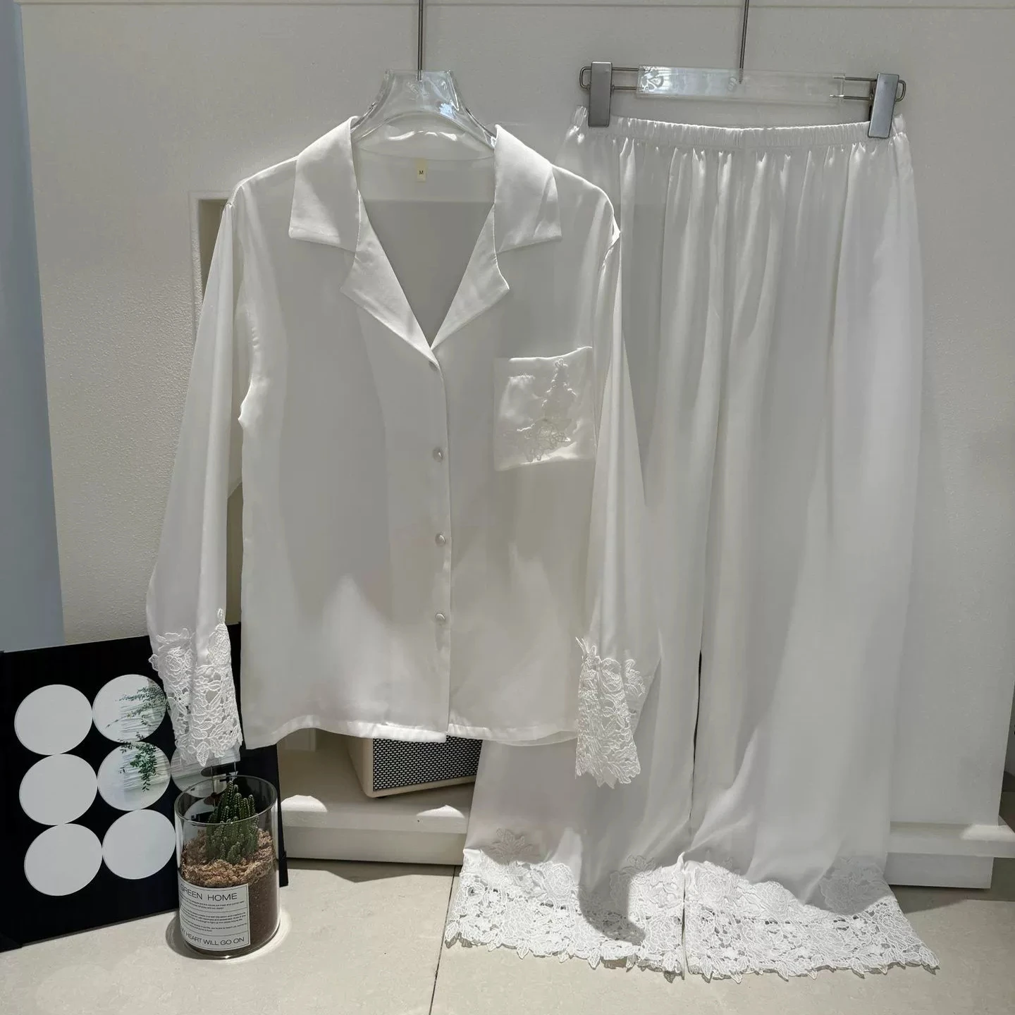 Luxury Female Satin Pajamas Set Sexy Lace Trim Bride Wedding Sleepwear Gift Homewear Loose Long Sleeve Trouser Suit Loungewear
Luxury Female Satin Pajamas Set Sexy Lace Trim Bride Wedding Sleepwear Gift Homewear Loose Long Sleeve Trouser Suit Loungewear