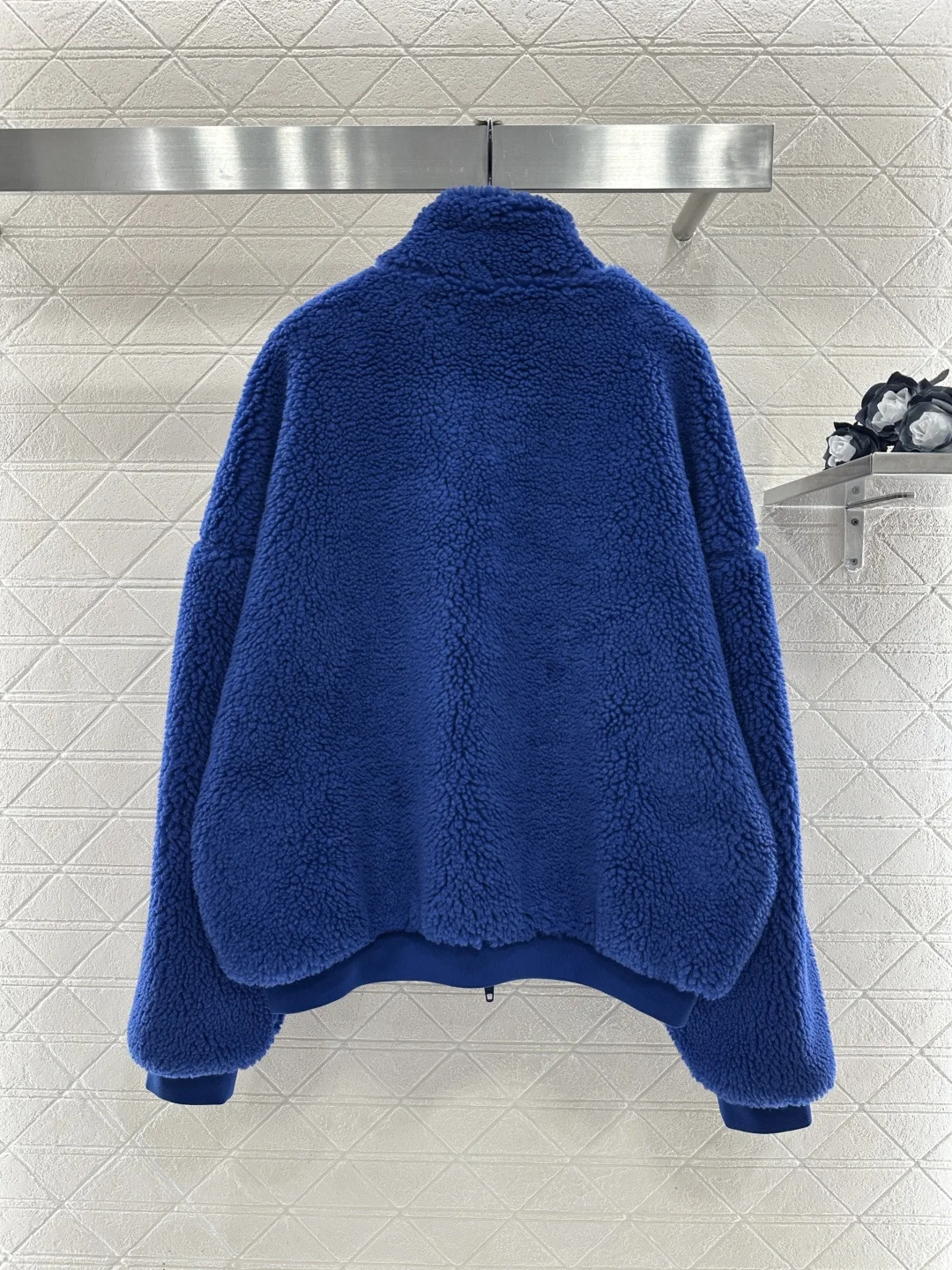 Winter new elegant and fashionable lapel teddy plush warm thick coat women's clothing
Winter new elegant and fashionable lapel teddy plush warm thick coat women's clothing