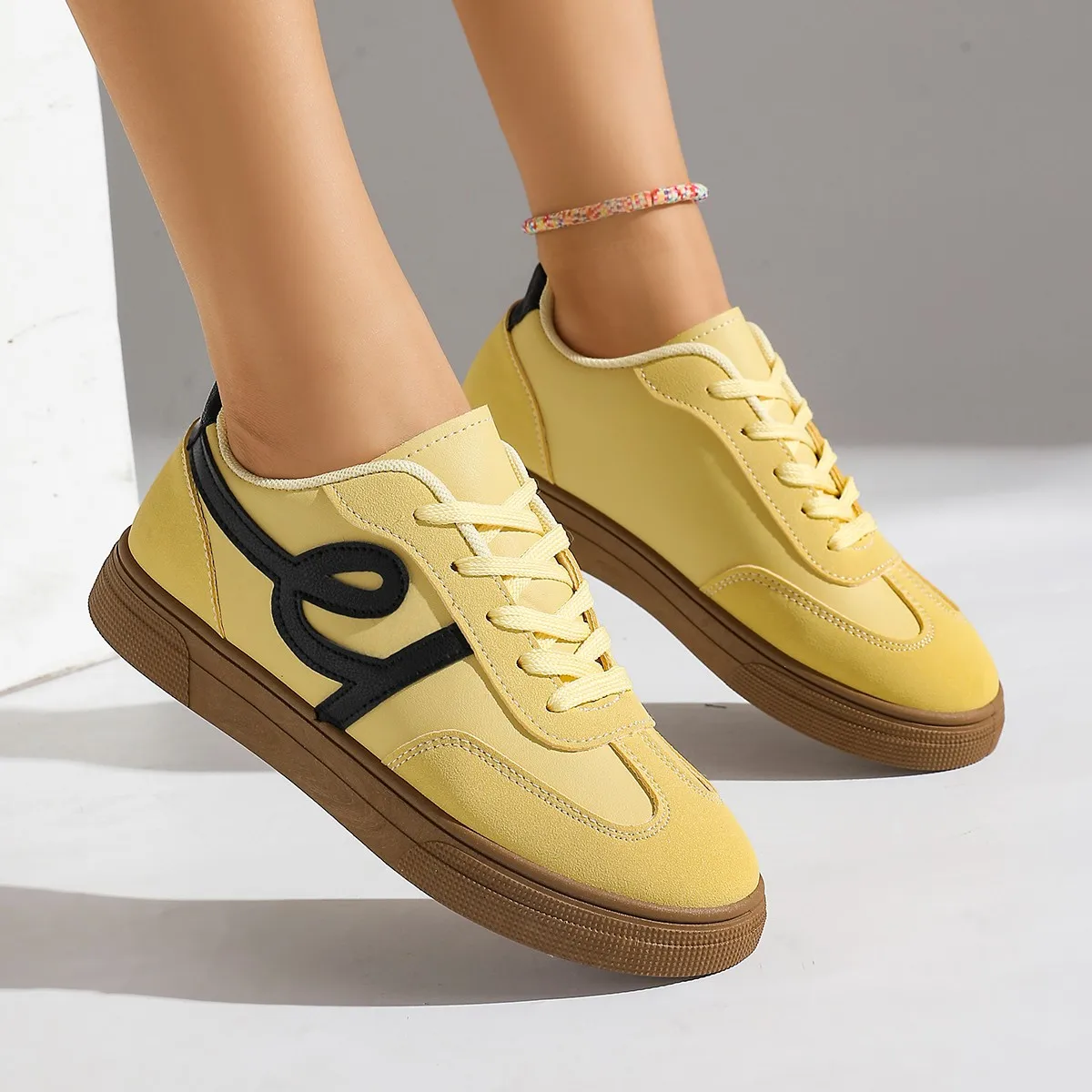 Женские теннисные кроссовки на плоской подошве, женская модная вулканизированная обувь на шнуровке, осенние уличные кроссовки, студенческая обувь для доски, обувь
Женские теннисные кроссовки на плоской подошве, женская модная вулканизированная обувь на шнуровке, осенние уличные кроссовки, студенческая обувь для доски, обувь