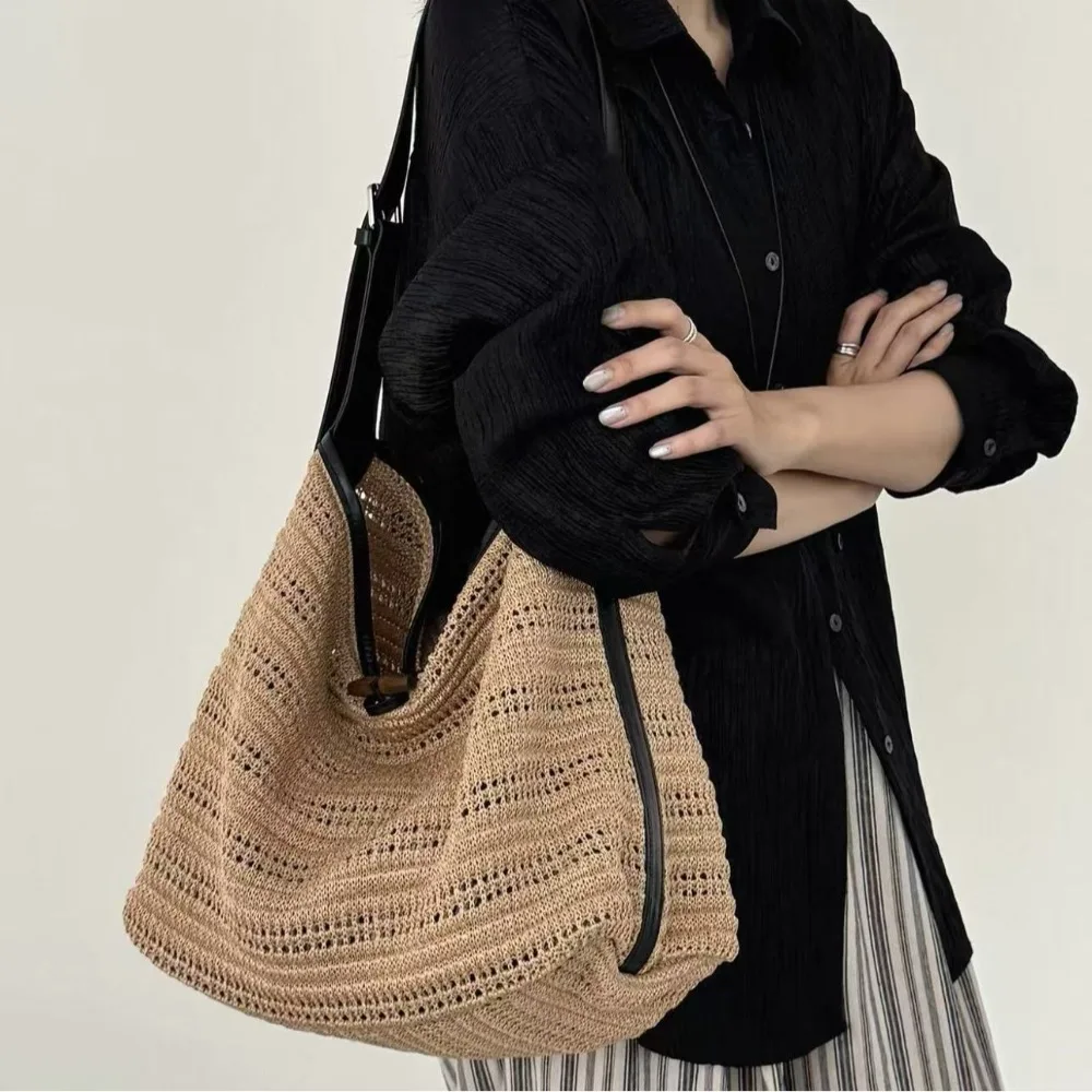 Niche Design Straw Woven Tote Bag Black and Brown Two-color Versatile Lazy Wind Shoulder Vacation Straw Unique Fashion Woman
Niche Design Straw Woven Tote Bag Black and Brown Two-color Versatile Lazy Wind Shoulder Vacation Straw Unique Fashion Woman