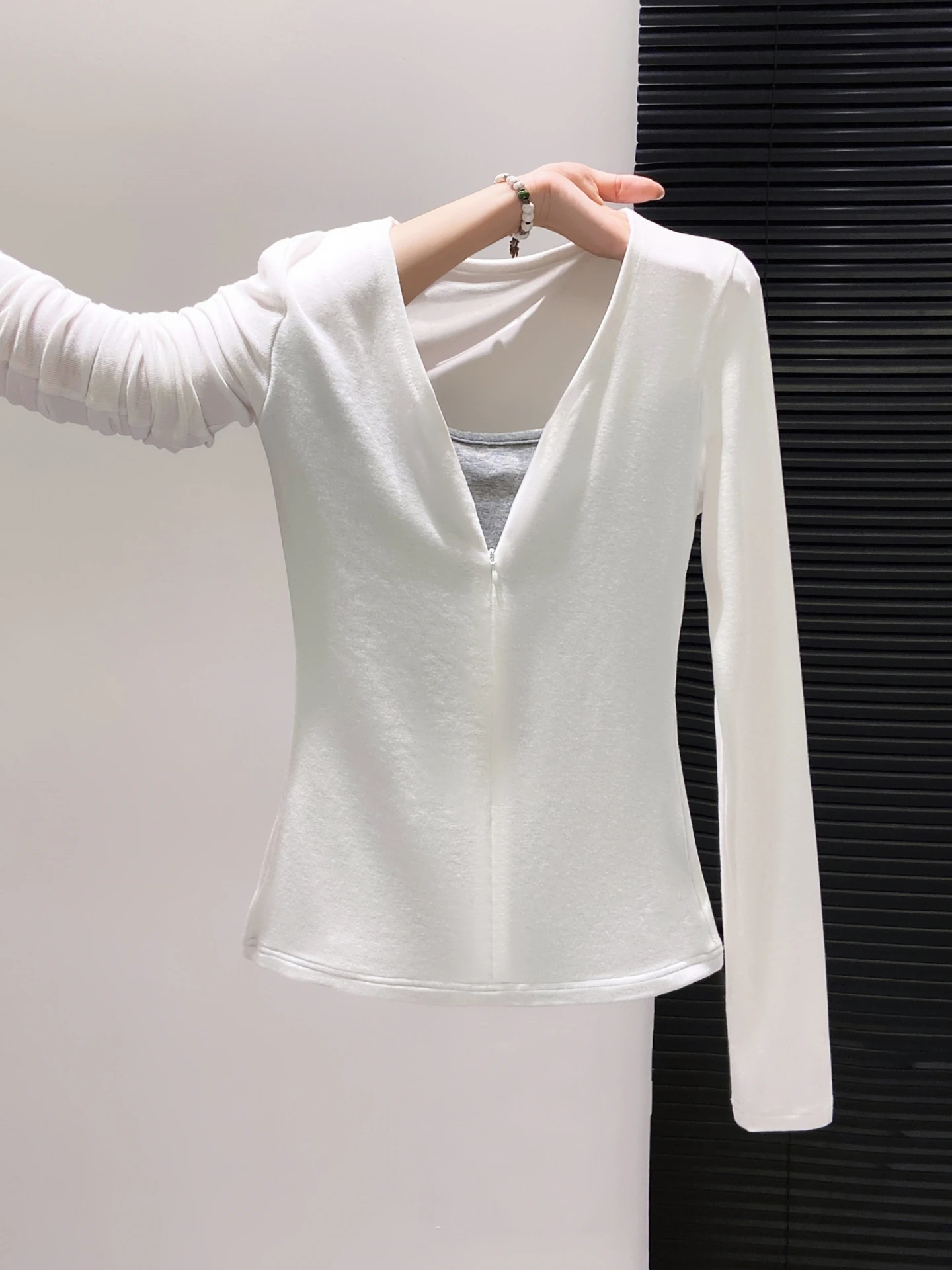 Облегающий женский топ с V-образным вырезом, корейский стиль, новинка ранней осени, стандартная ширина плеч
Облегающий женский топ с V-образным вырезом, корейский стиль, новинка ранней осени, стандартная ширина плеч