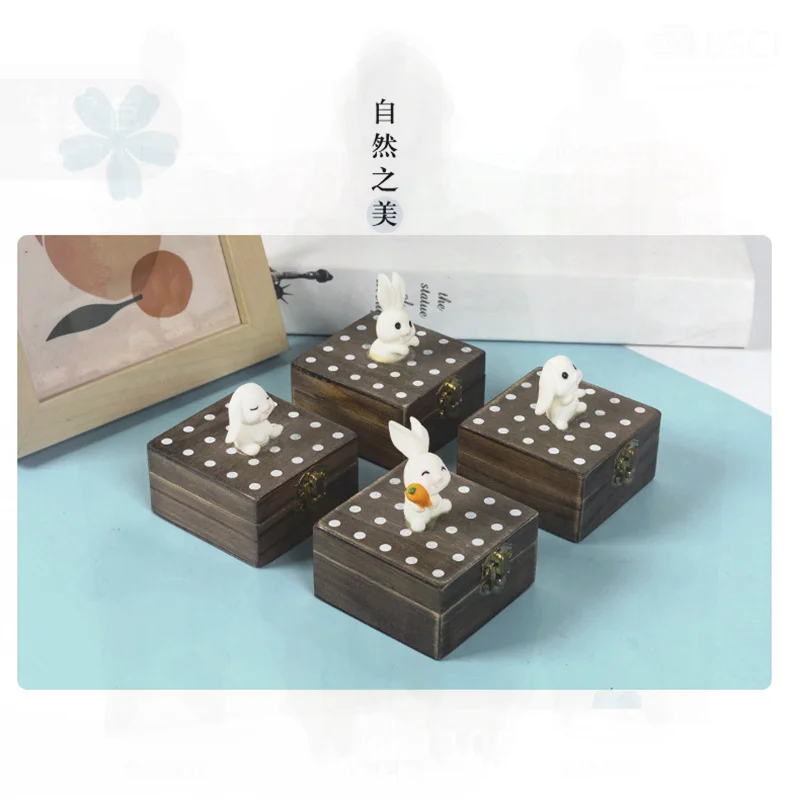 Retro Wooden Music Box with Waving Little White Rabbit Carrot-Holding Design Creative Small Animal Decoration for Birthday
Retro Wooden Music Box with Waving Little White Rabbit Carrot-Holding Design Creative Small Animal Decoration for Birthday