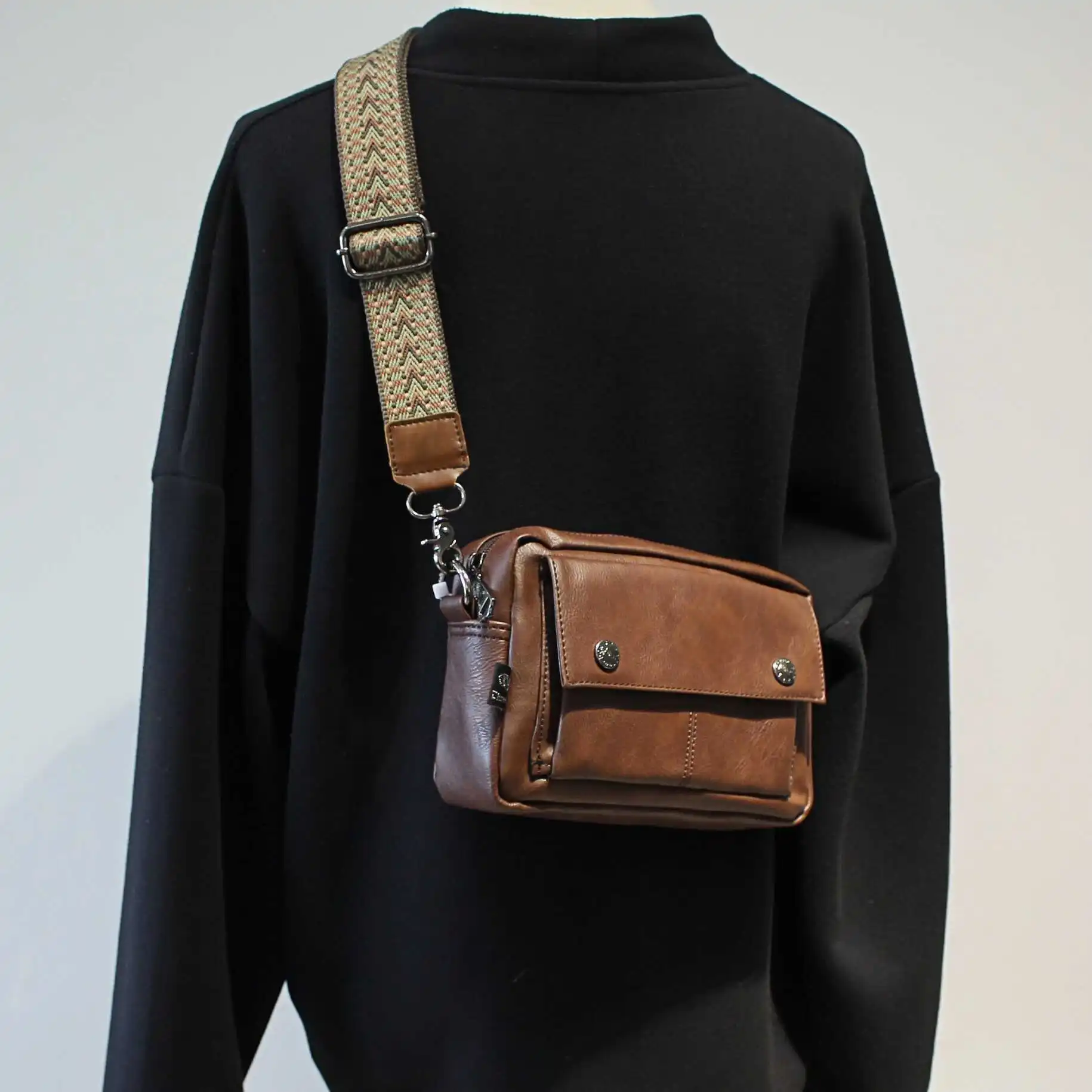 Casual Leather Single Shoulder Bag for Men And Women Crossbody Phone Bag with Personality Strap ThreeBox Soft Square Bag
Casual Leather Single Shoulder Bag for Men And Women Crossbody Phone Bag with Personality Strap ThreeBox Soft Square Bag