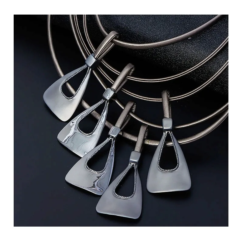 Foreign Trade Explosion Spring and Autumn Simplicity High Sense Fashion Foreign Trade Multi-layer Collarbone Chain Short Necklac
Foreign Trade Explosion Spring and Autumn Simplicity High Sense Fashion Foreign Trade Multi-layer Collarbone Chain Short Necklac