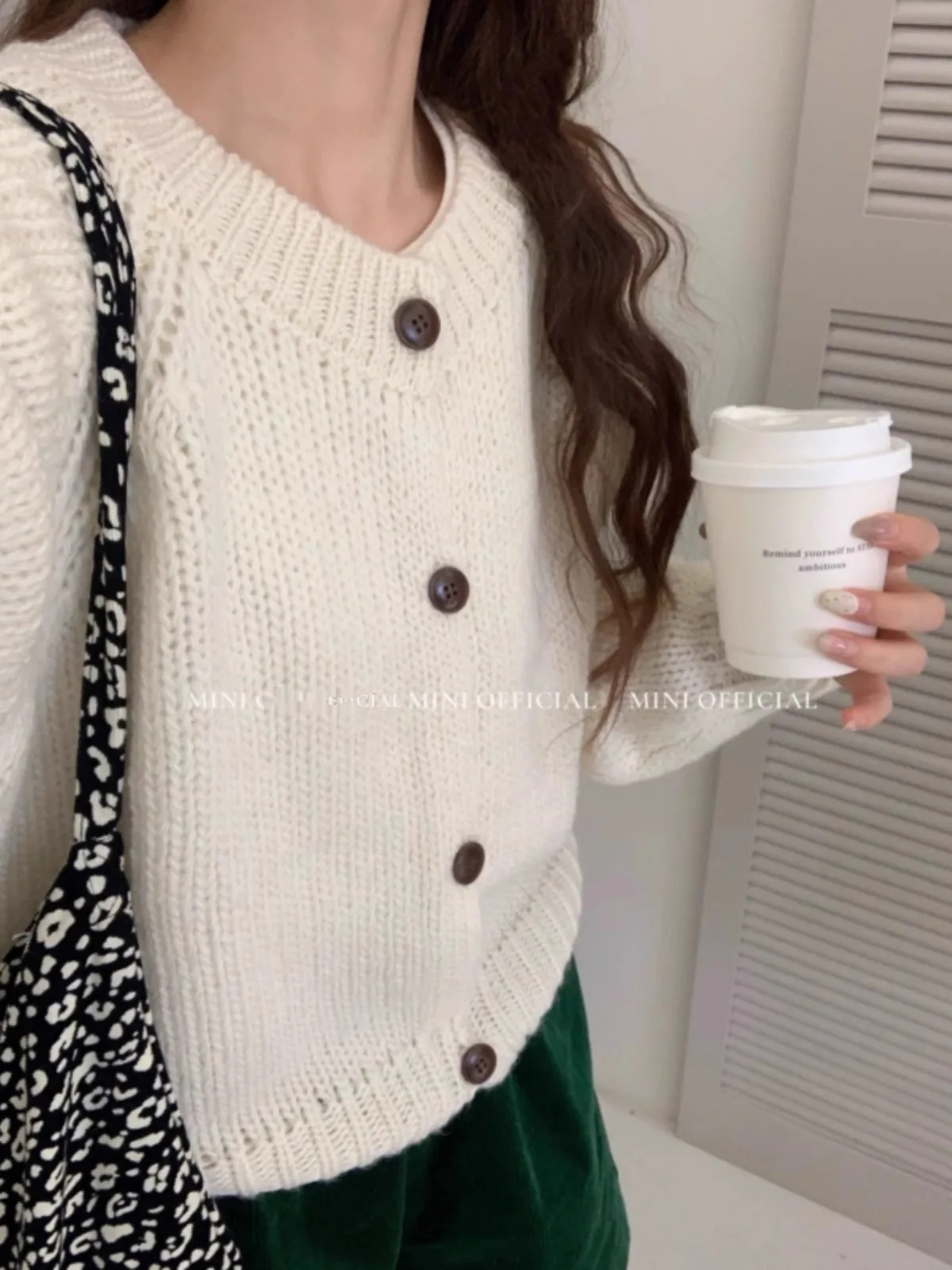 Round neck 100 pure cashmere knit cardigan women spring and autumn loose sweater short coat wool top
Round neck 100 pure cashmere knit cardigan women spring and autumn loose sweater short coat wool top