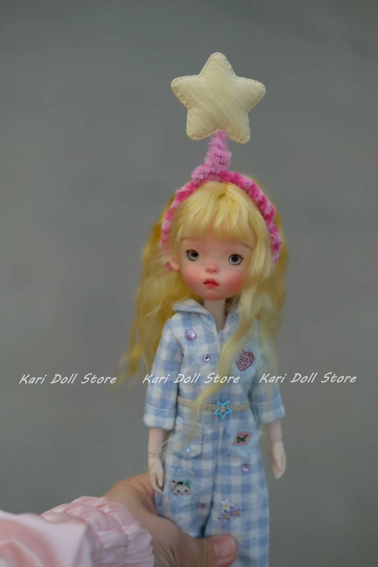 Kari Doll Одежда и юбки 2025 г., синие рабочие брюки ручной работы, головной убор со звездами для Landazz Landoudou Landazz ob24 ob22Doll
Kari Doll Одежда и юбки 2025 г., синие рабочие брюки ручной работы, головной убор со звездами для Landazz Landoudou Landazz ob24 ob22Doll