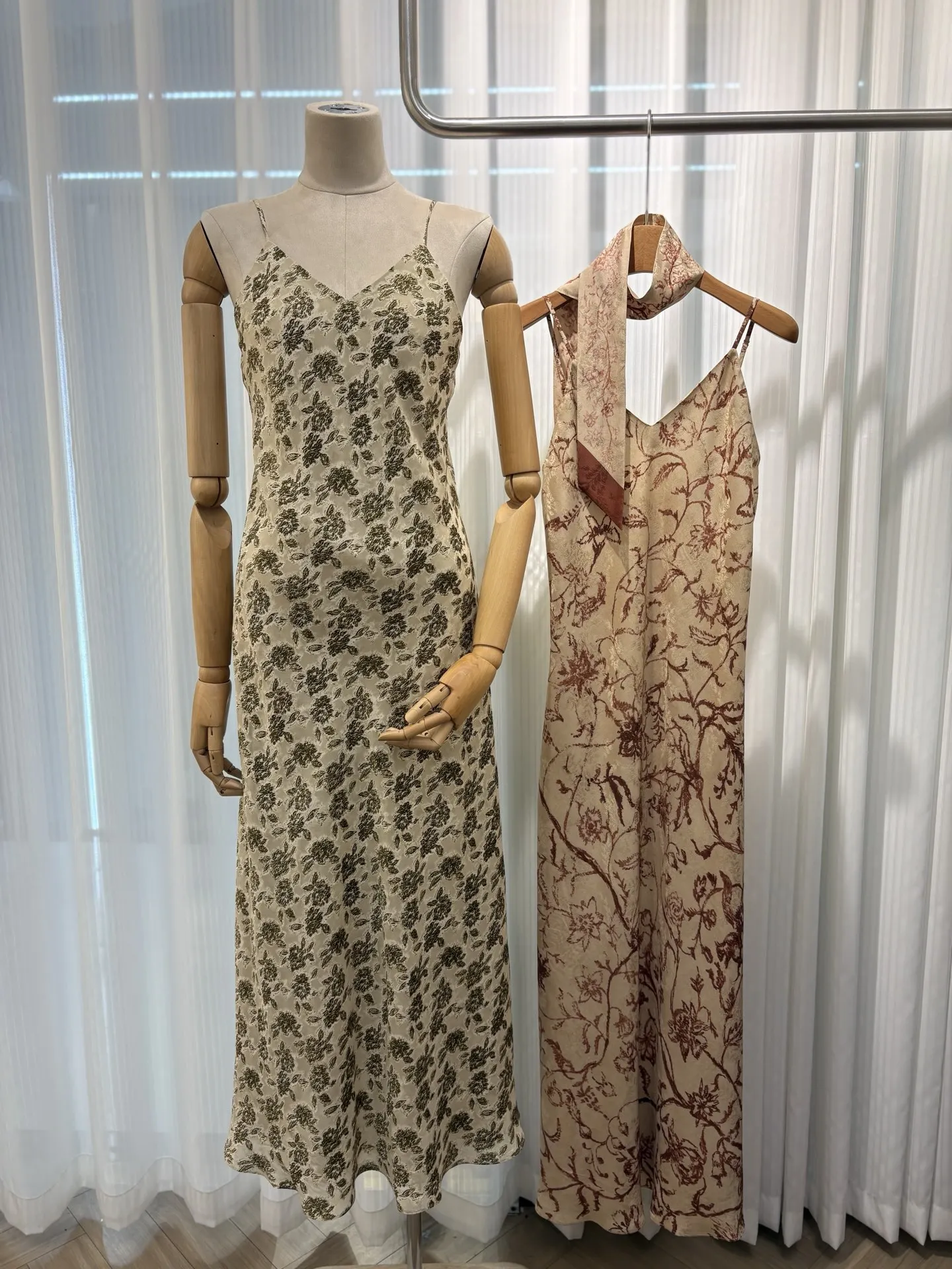 2026 Spring/Summer New High Quality Fashion Silk Floral Strap Dress For Women
2026 Spring/Summer New High Quality Fashion Silk Floral Strap Dress For Women