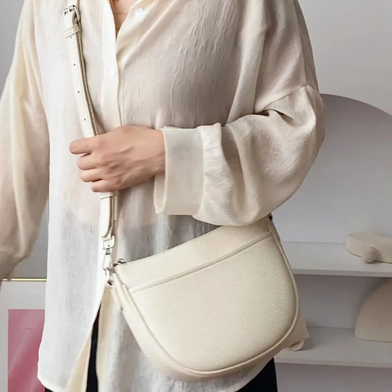 Fashionable Shoulder Underarm Bag Light Small Solid Color Satchel Stylish Women Tote Bag, Suitable for Daily Work Outdoor Party
Fashionable Shoulder Underarm Bag Light Small Solid Color Satchel Stylish Women Tote Bag, Suitable for Daily Work Outdoor Party