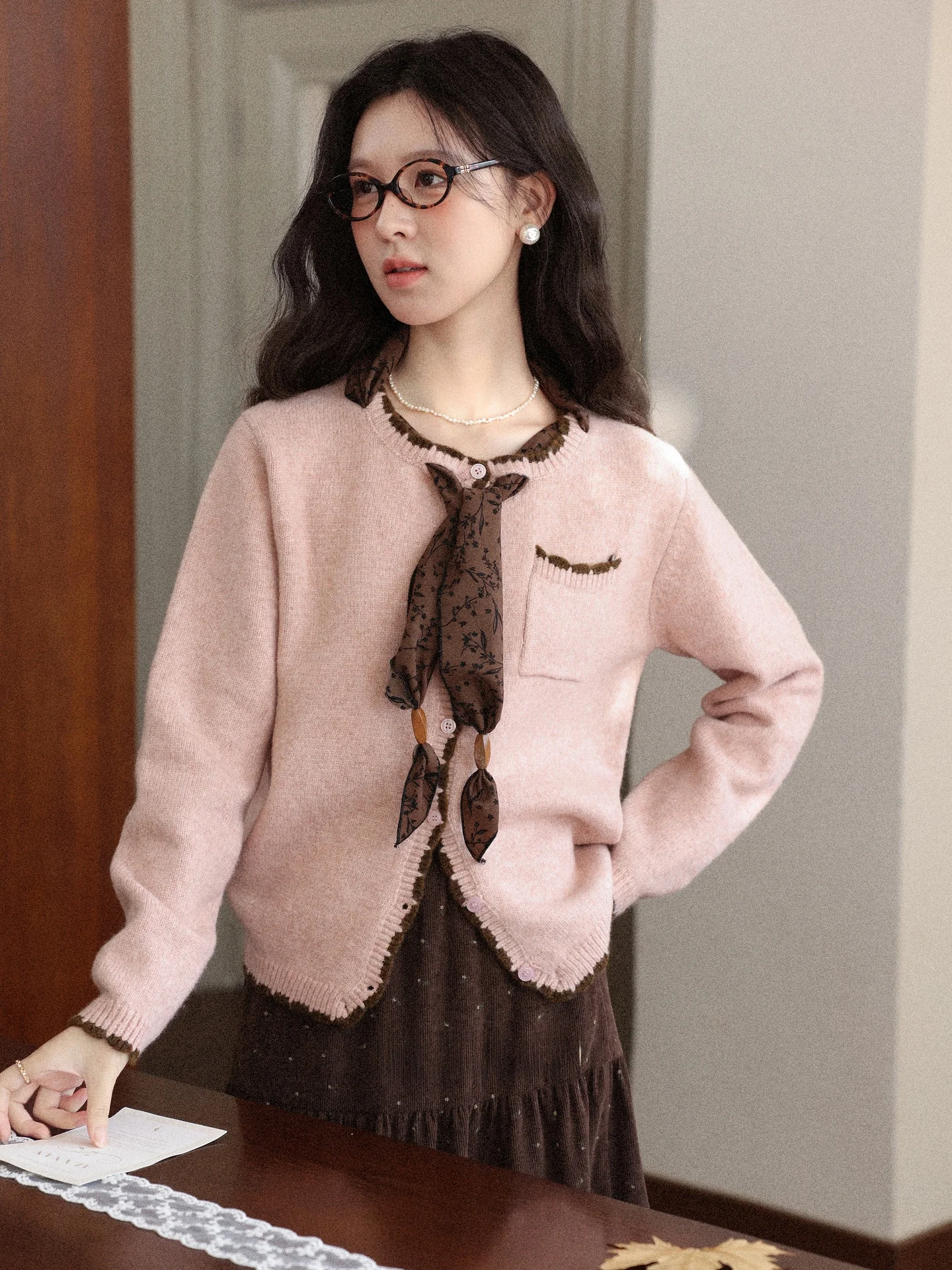 Розовый вязаный свитер с круглым вырезом для женщин, зимний, модный, повседневный, свободного кроя, с длинными рукавами, на одной пуговице, топ
Розовый вязаный свитер с круглым вырезом для женщин, зимний, модный, повседневный, свободного кроя, с длинными рукавами, на одной пуговице, топ