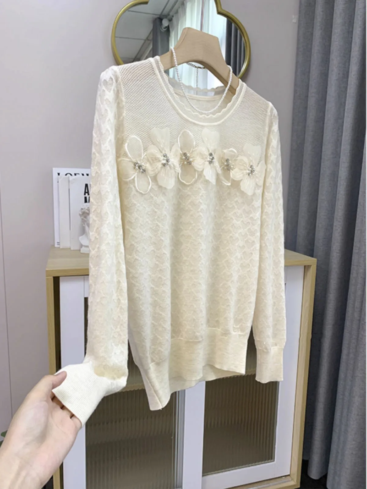 Casual Round Neck Knit Sweater Women's Floral Decoration Design Sense Knit Sweater Loose Elegant And Sweet sweater
Casual Round Neck Knit Sweater Women's Floral Decoration Design Sense Knit Sweater Loose Elegant And Sweet sweater