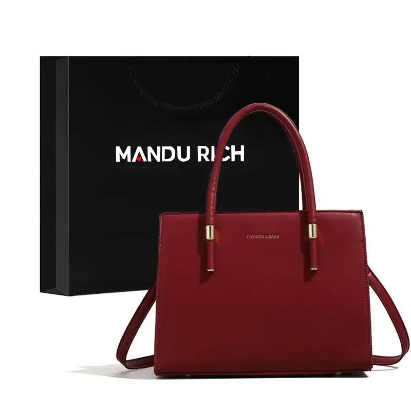 Новая премиальная красная сумка-тоут 2026 года для женщин среднего возраста, сумка для мамы, городская сумка, свадебная сумка с верхней ручкой
Новая премиальная красная сумка-тоут 2026 года для женщин среднего возраста, сумка для мамы, городская сумка, свадебная сумка с верхней ручкой