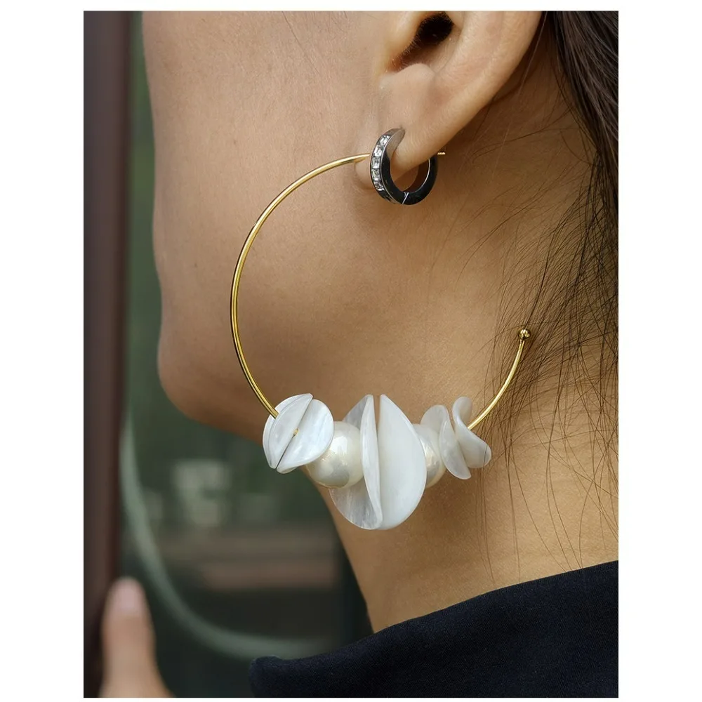 Ins Style Version of Creative Petal Shape Ear Wire Big Circle Hoop Earrings Resin Flower Color Classic Metal Earrings for Women
Ins Style Version of Creative Petal Shape Ear Wire Big Circle Hoop Earrings Resin Flower Color Classic Metal Earrings for Women