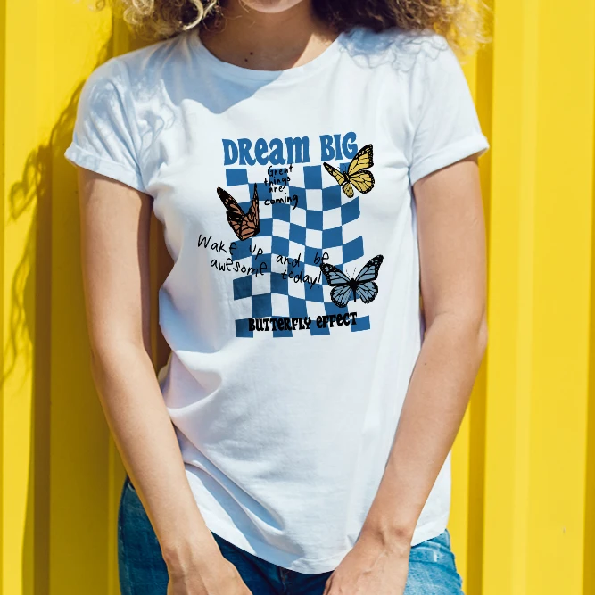 Вдохновляющая женская футболка с коротким рукавом Dream Big Design с бабочками и клетчатым рисунком для янтарного образа
Вдохновляющая женская футболка с коротким рукавом Dream Big Design с бабочками и клетчатым рисунком для янтарного образа