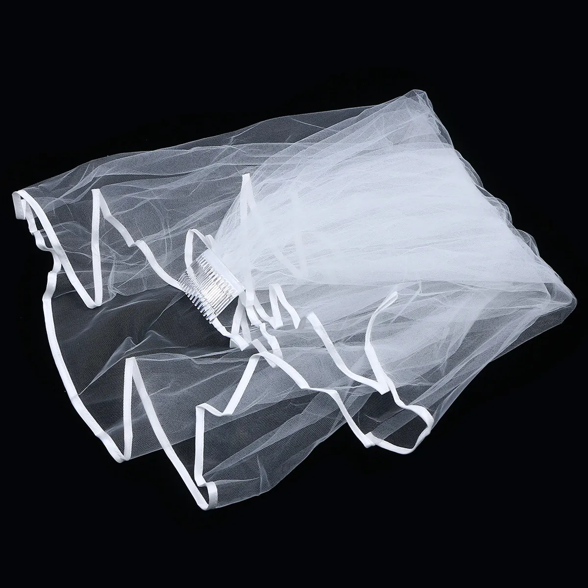 Свадебная фата бежевого цвета, двухслойная, с гребнем, элегантная, с кружевными аппликациями, простой классический дизайн, подчеркивает элегантность платья.
Свадебная фата бежевого цвета, двухслойная, с гребнем, элегантная, с кружевными аппликациями, простой классический дизайн, подчеркивает элегантность платья.